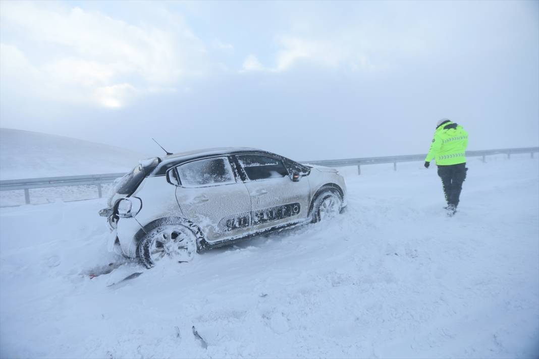 Kar ve tipi nedeniyle 8 araç birbirine girdi! Birçok araç mahsur kaldı 2